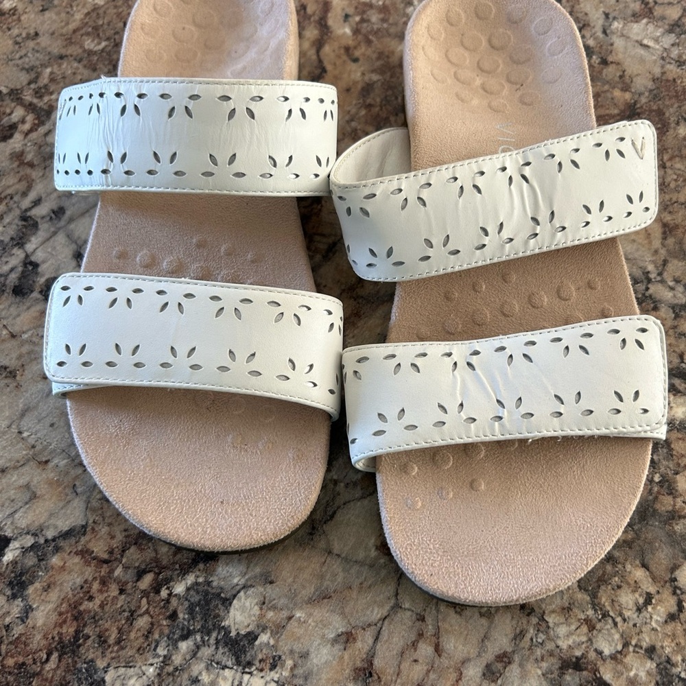Vionic sandals size 8
